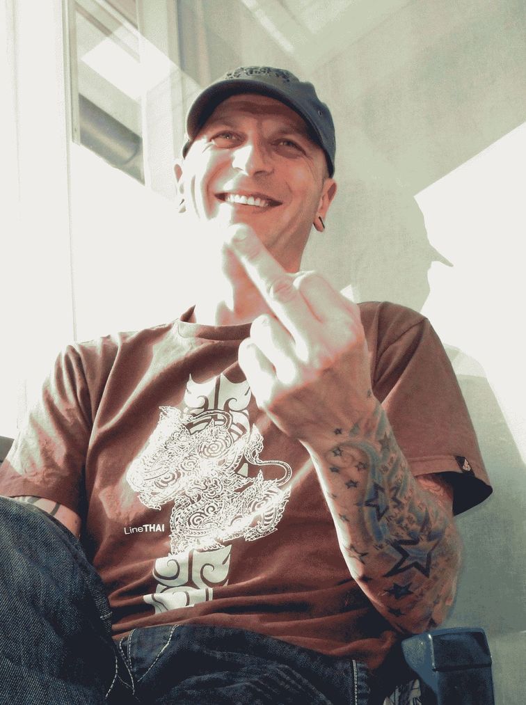 ausgestreckte Hand und Mittelfinger.JPG